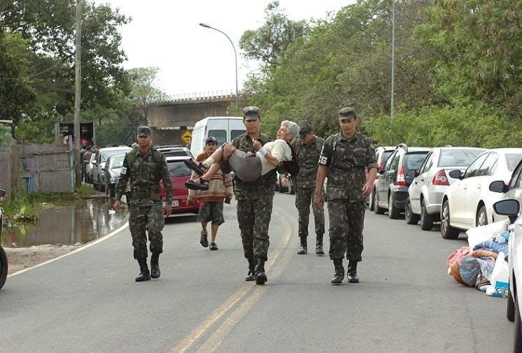 Ex&eacute;rcito auxiliou moradores das ilhas na manh&atilde; deste s&aacute;bado