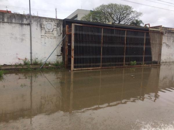 Barricadas de areia v&atilde;o refor&ccedil;ar comporta em Porto Alegre