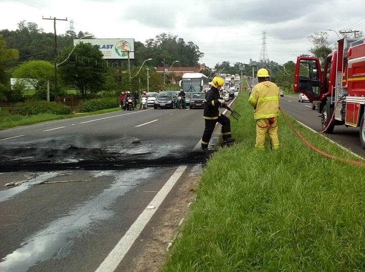 Fogo foi apagado por volta das 16h30min