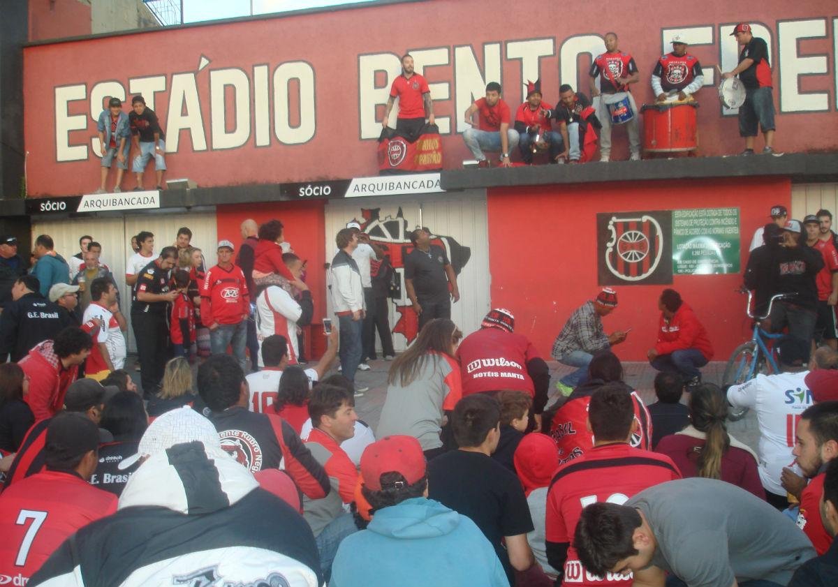 Torcedores se concentram em frente ao est&aacute;dio Bento Freitas