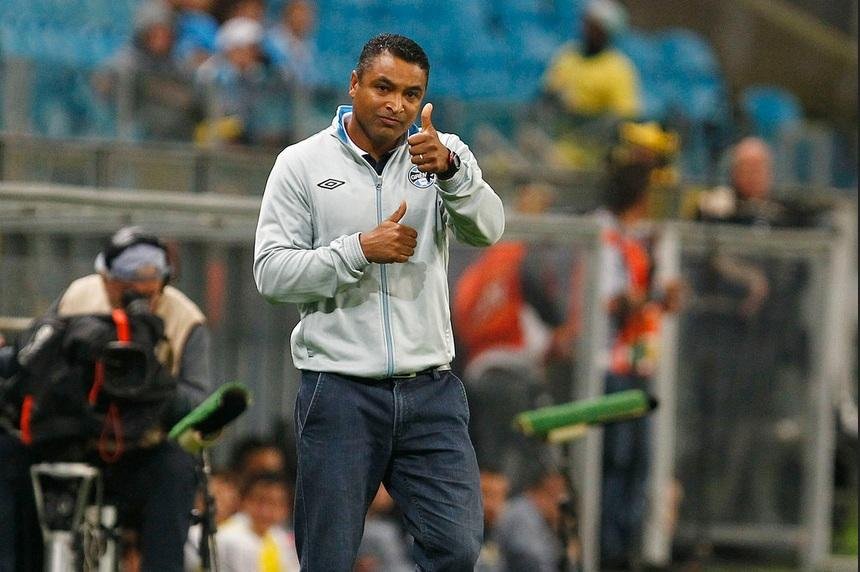 Roger quer observar desempenho da equipe com centroavante na frente e Luan mais recuado