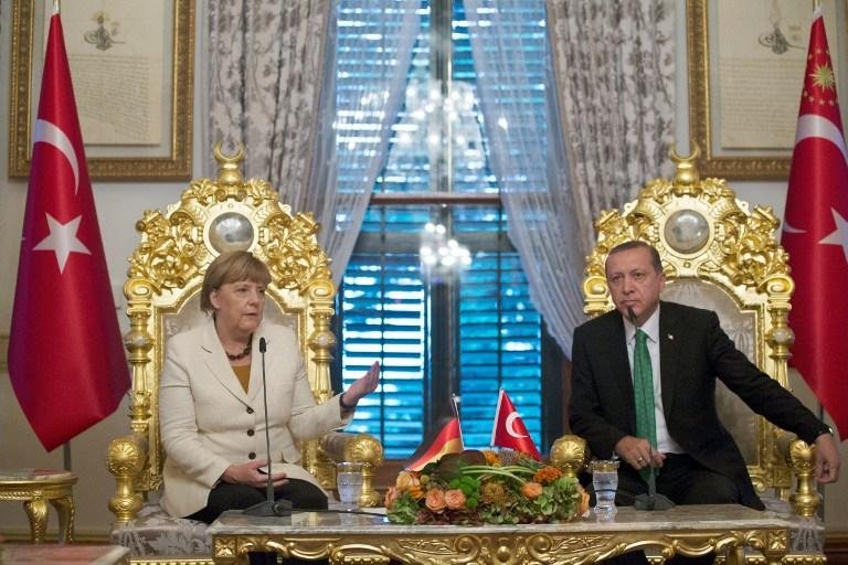 Merkel se reuniu com o primeiro-ministro turco, Ahmet Davutoglu, e defendeu ainda a possibilidade de acelerar o processo de ades&atilde;o turca &agrave; UE