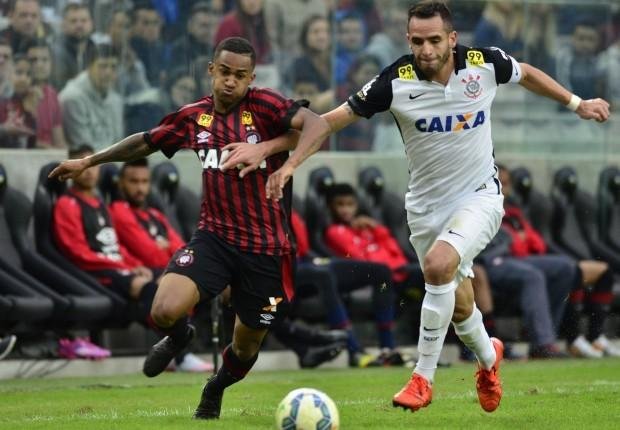 Corinthians goleia Atl&eacute;tico-PR e segue folgado na lideran&ccedil;a 