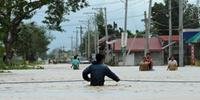 Tufão Koppu inunda áreas nas Filipinas e deixa moradores ilhados