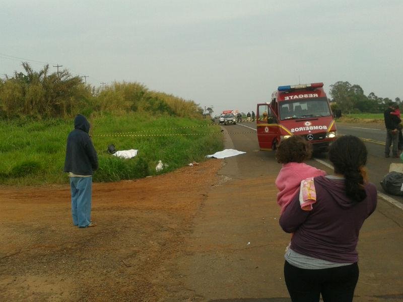 Caminh&atilde;o atropela e mata tr&ecirc;s crian&ccedil;as na BR 386, em Lajeado