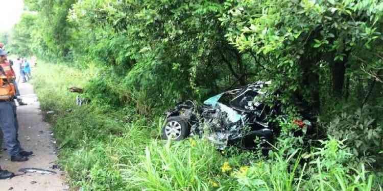 Colis&atilde;o entre carro e carreta mata uma pessoa em Vila Maria 