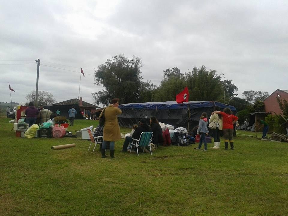Manifestantes alegam que &aacute;rea pertence a chin&ecirc;s, que estaria disposto a vender espa&ccedil;o 