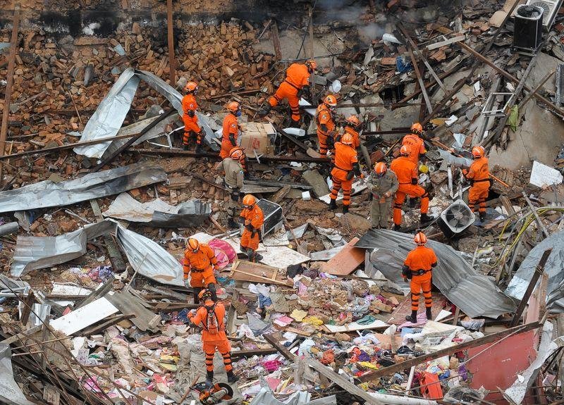 Cerca de 60 bombeiros trabalham no local