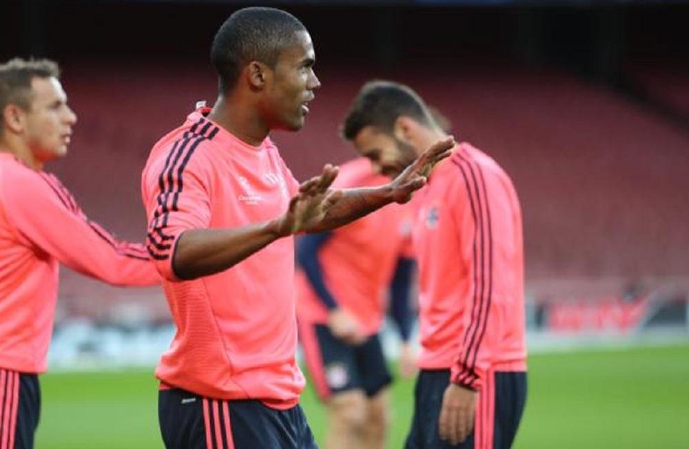 Douglas Costa segura as pontas no Bayern