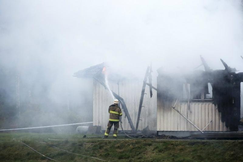 Pr&eacute;dio que abrigava 14 migrantes foi incendiado nesta ter&ccedil;a-feira 