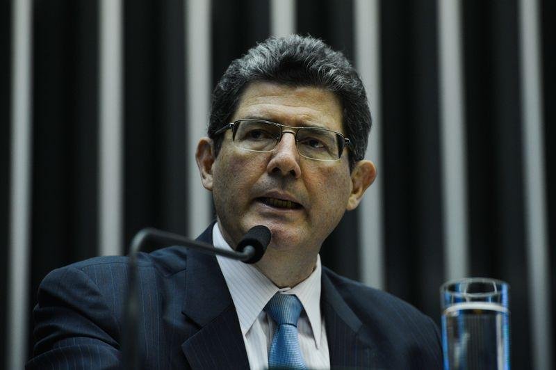 Deputados da base aliada cobram PT por cr&iacute;ticas a Levy