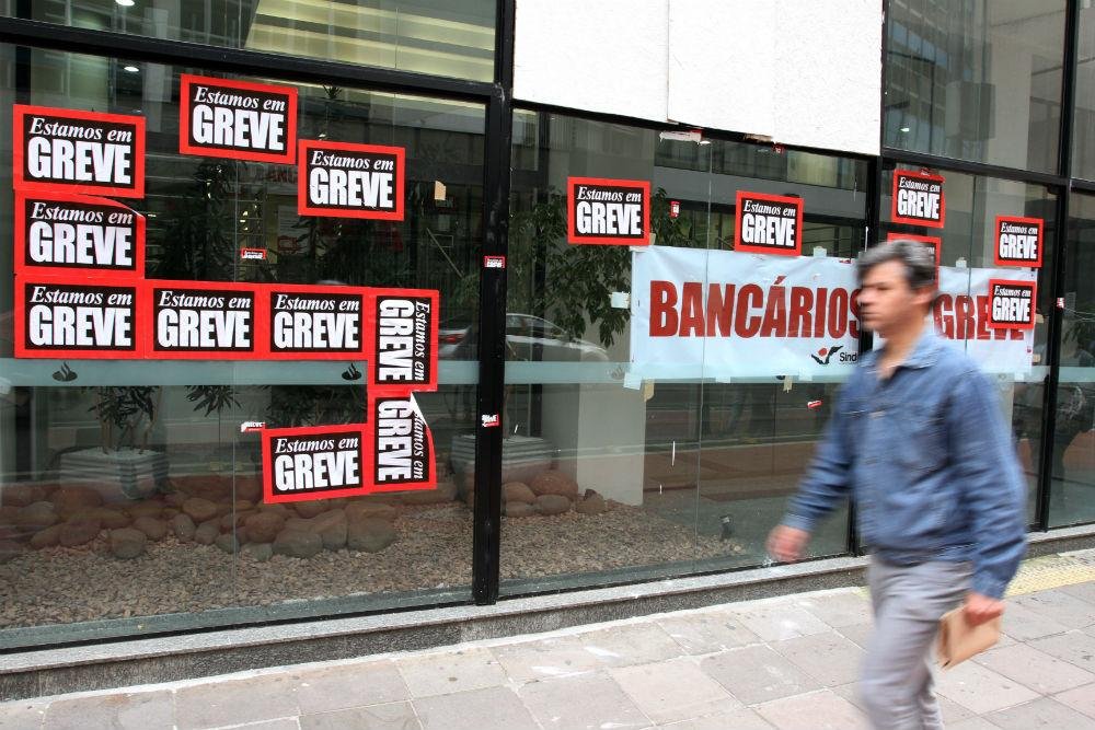 Banc&aacute;rios rejeitam proposta da Fenaban e decidem manter greve