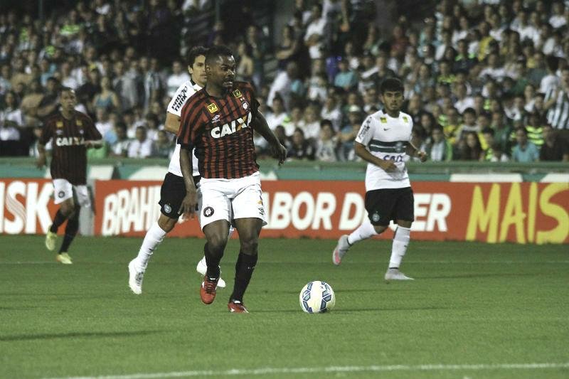 Gr&ecirc;mio observa meia Nik&atilde;o, que joga no Atl&eacute;tico-PR 