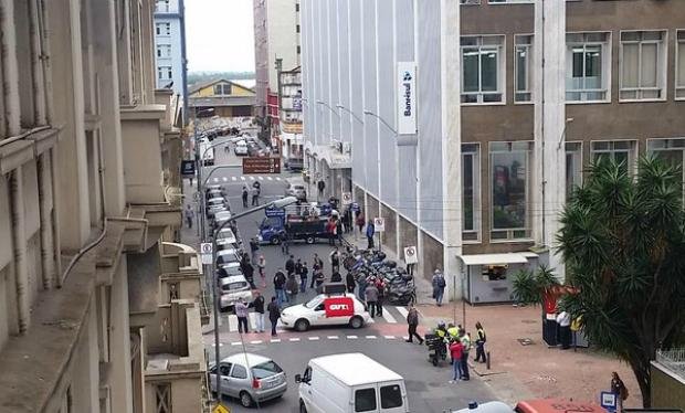 Em greve, banc&aacute;rios fecham ruas de Porto Alegre 