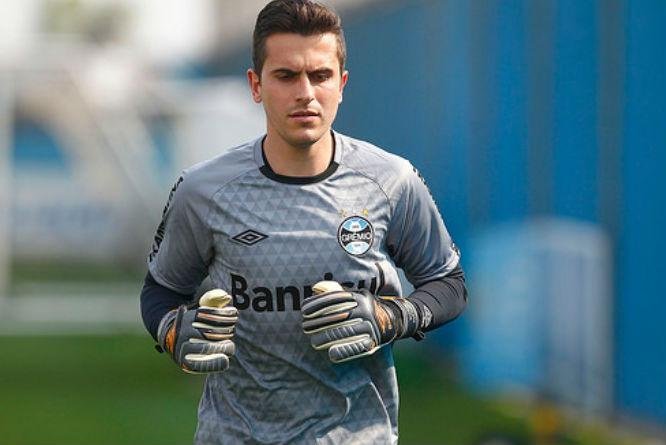 Grohe &eacute; exigido em treino para goleiros