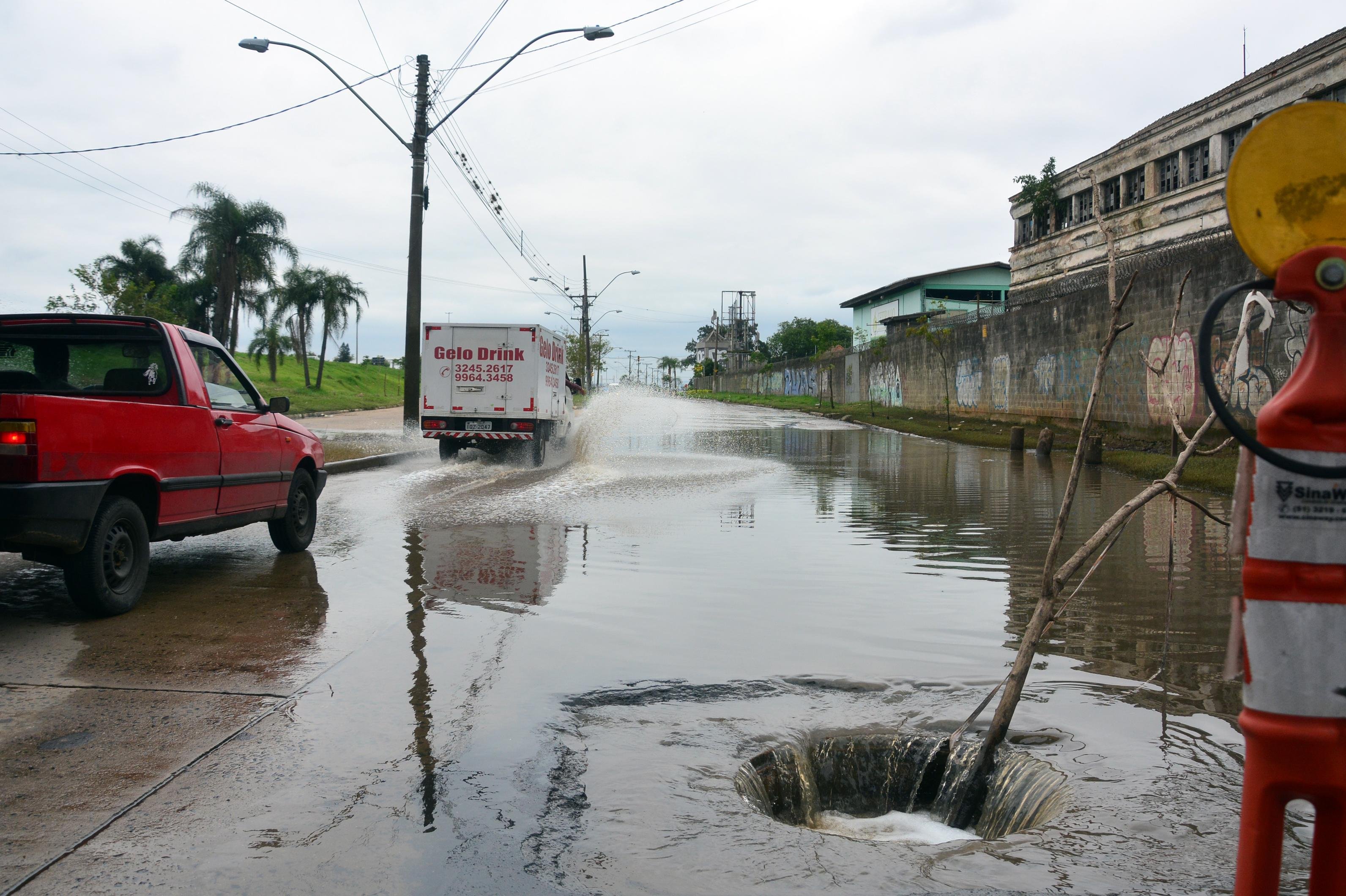 Na zona Norte da cidade, a &aacute;gua voltou a cobrir a rua Volunt&aacute;rios da P&aacute;tria