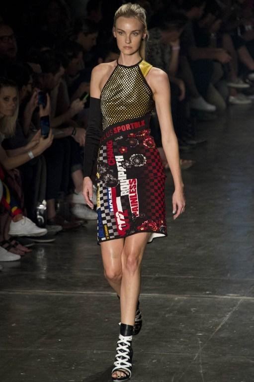 A modelo Carol Trentini foi o destaque do desfile da marca
