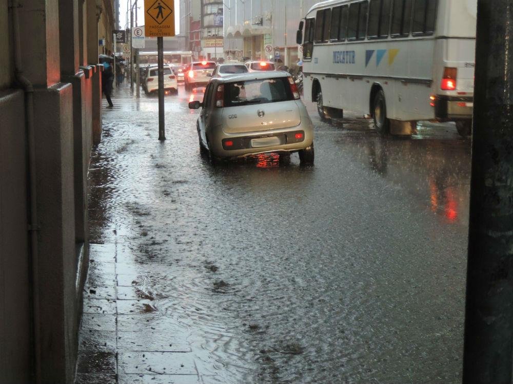 Chuva causou alagamentos no Centro no final da tarde