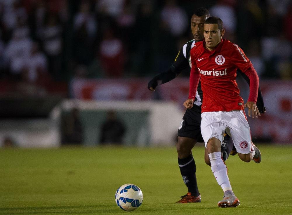 William pede aten&ccedil;&atilde;o com o Joinville dentro de casa