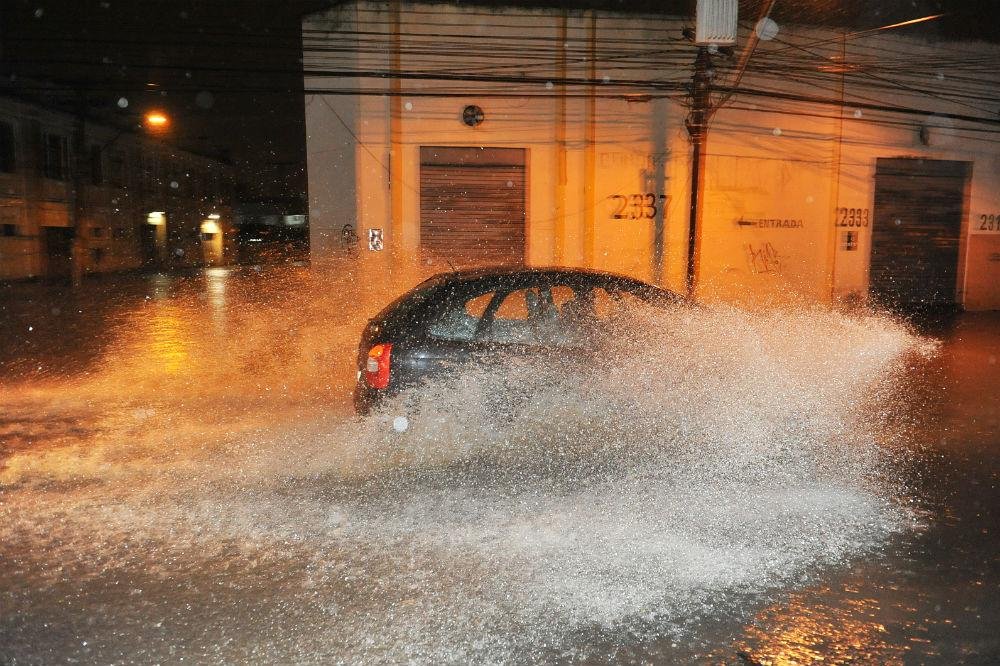 Chuva causou alagamentos em Porto Alegre