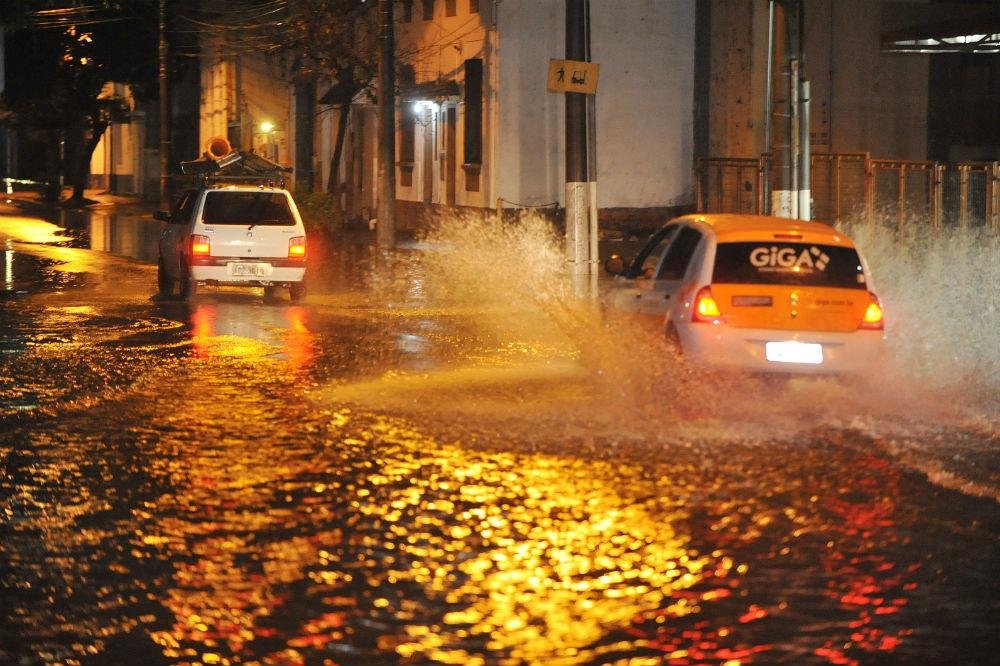 Forte chuva provocou alagamentos em Porto Alegre nesta quarta