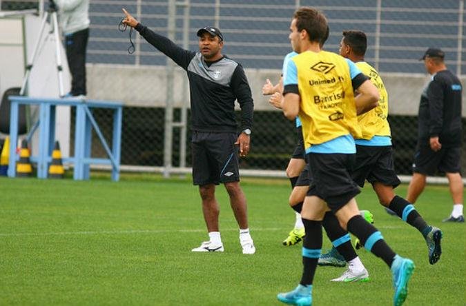 Roger faz treino t&aacute;tico e testa Rafael Thyere no Gr&ecirc;mio 