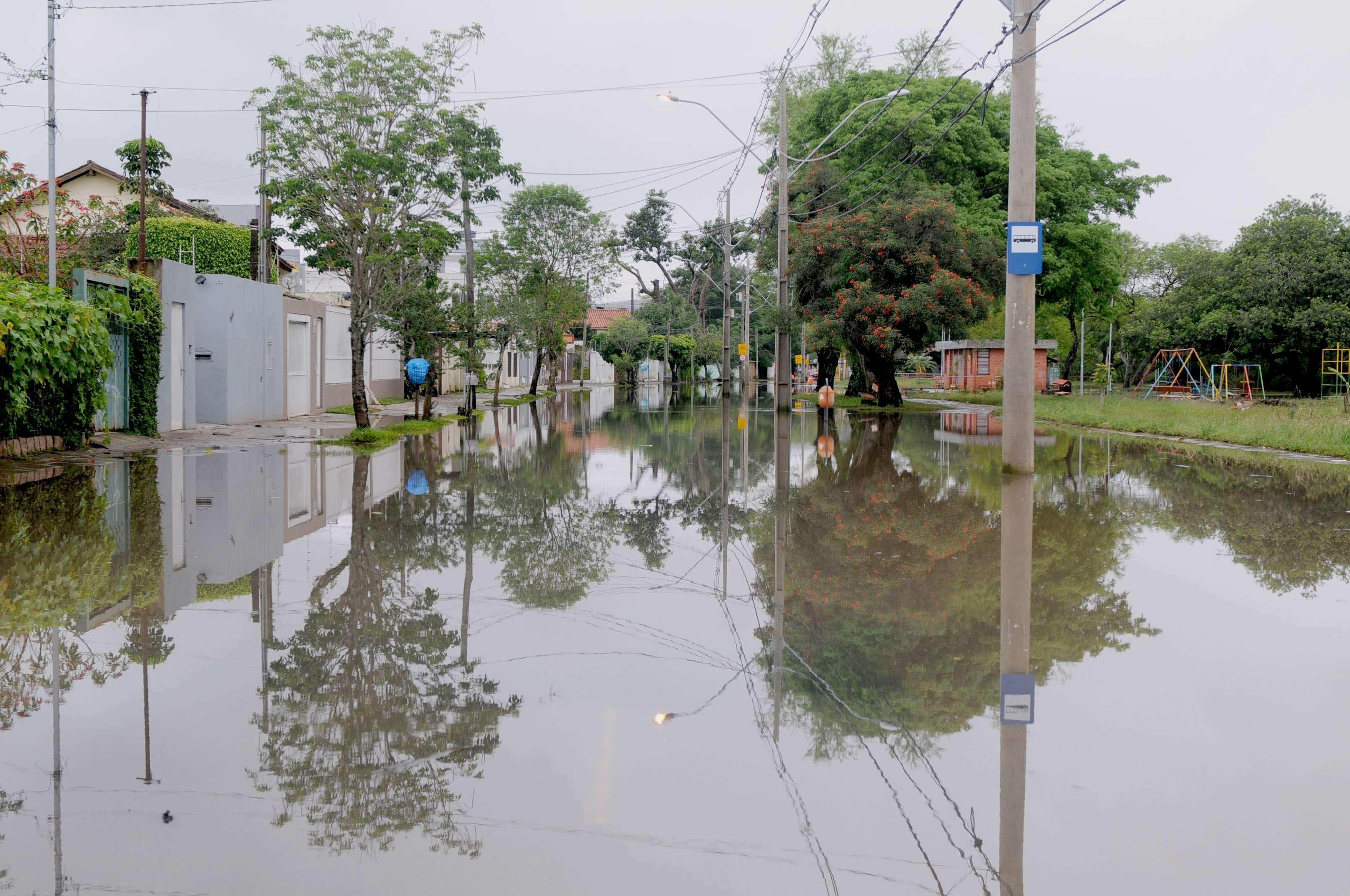 Ruas dos bairros Ipanema e Guaruj&aacute; voltaram a ficar intransit&aacute;veis