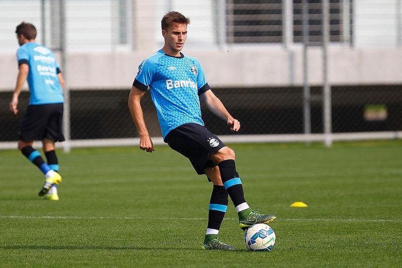 Bressan &eacute; op&ccedil;&atilde;o para substituir Geromel, suspenso