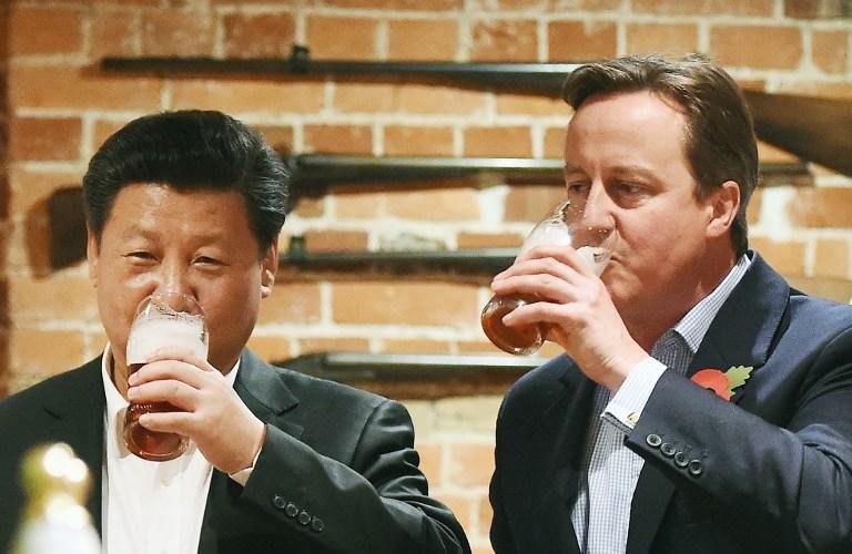 Presidentre chin&ecirc;s e primeiro-ministro brit&acirc;nico tomam cerveja em pub