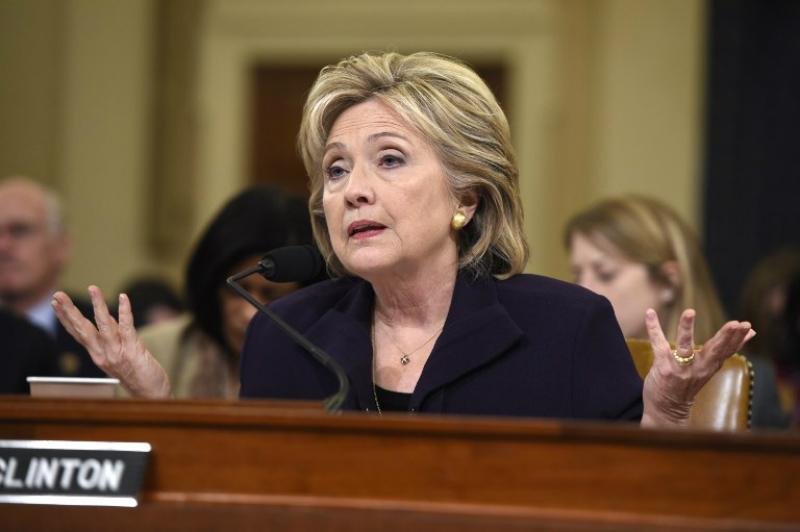 Hillary Clinton durante audi&ecirc;ncia no Congresso que durou onze horas