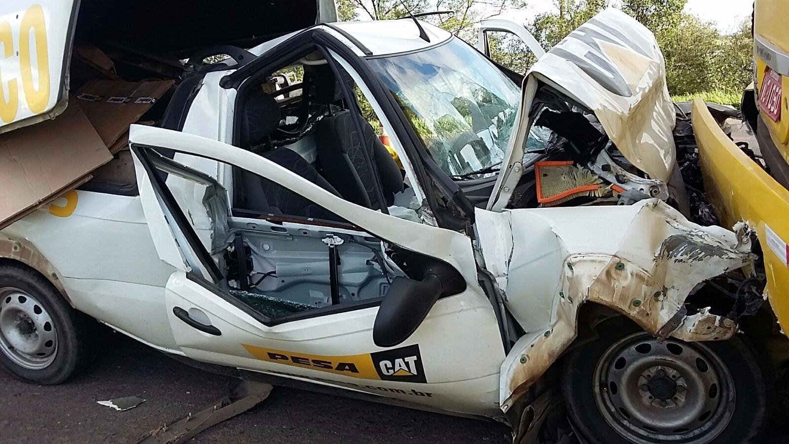 Acidente com tr&ecirc;s ve&iacute;culos deixa motorista preso &agrave;s ferragens em Eldorado do Sul 