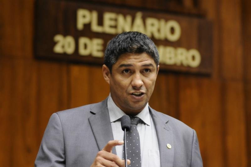 Jardel se negou a comentar a apreens&atilde;o de bacalhau e outros alimentos em sua bagagem