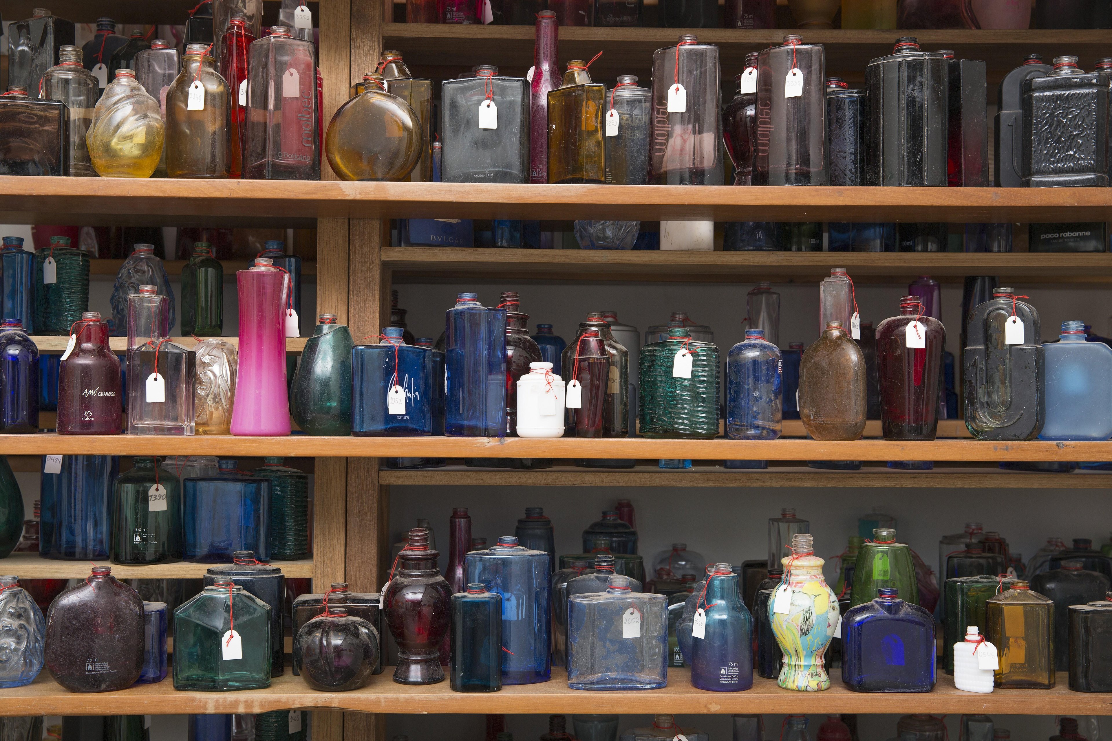 Obra "S&oacute; resta o cheiro" mescla odores de diferentes perfumes e est&aacute; em exposi&ccedil;&atilde;o em &ldquo;Olfat&oacute;ria: o cheiro na arte&rdquo;