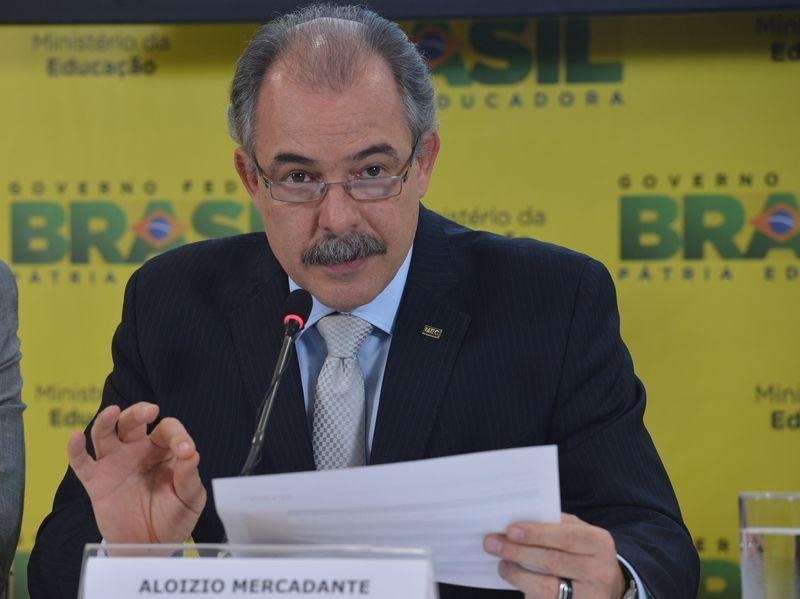 Ministro da Educa&ccedil;&atilde;o, Alo&iacute;sio Mercadante, concedeu entrevista coletiva nesta sexta-feira 