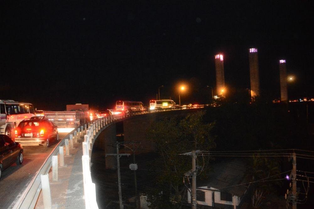 Vias de sa&iacute;da da cidade congestionaram devido ao protesto 