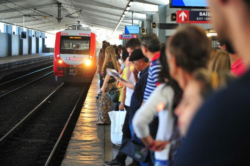 Trensurb opera com atraso neste domingo