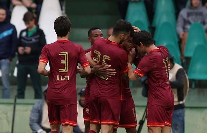 S&atilde;o Paulo bateu Coritiba fora de casa