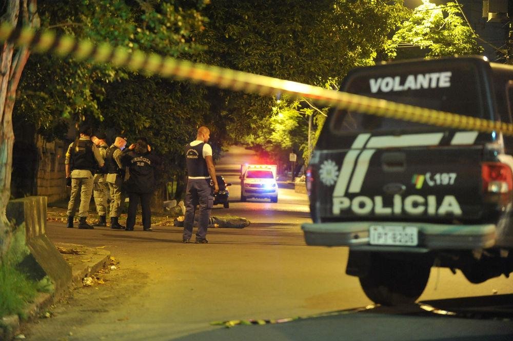 Policial foi abordado por quatro homens quando esperava a esposa sair da faculdade
