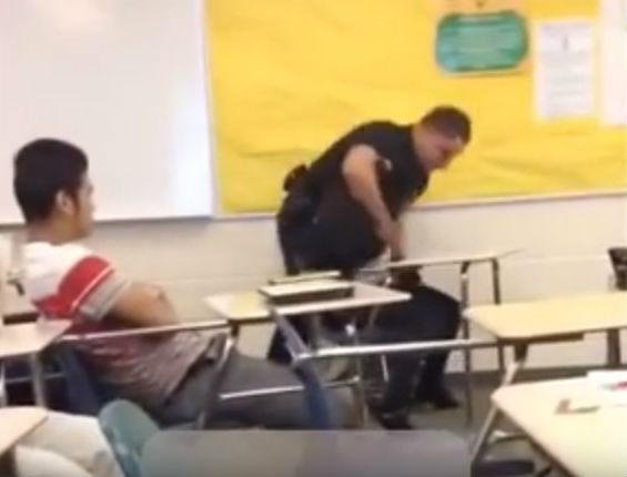 V&iacute;deo flagra momento em que policial d&aacute; gravata em aluna antes de arrast&aacute;-la