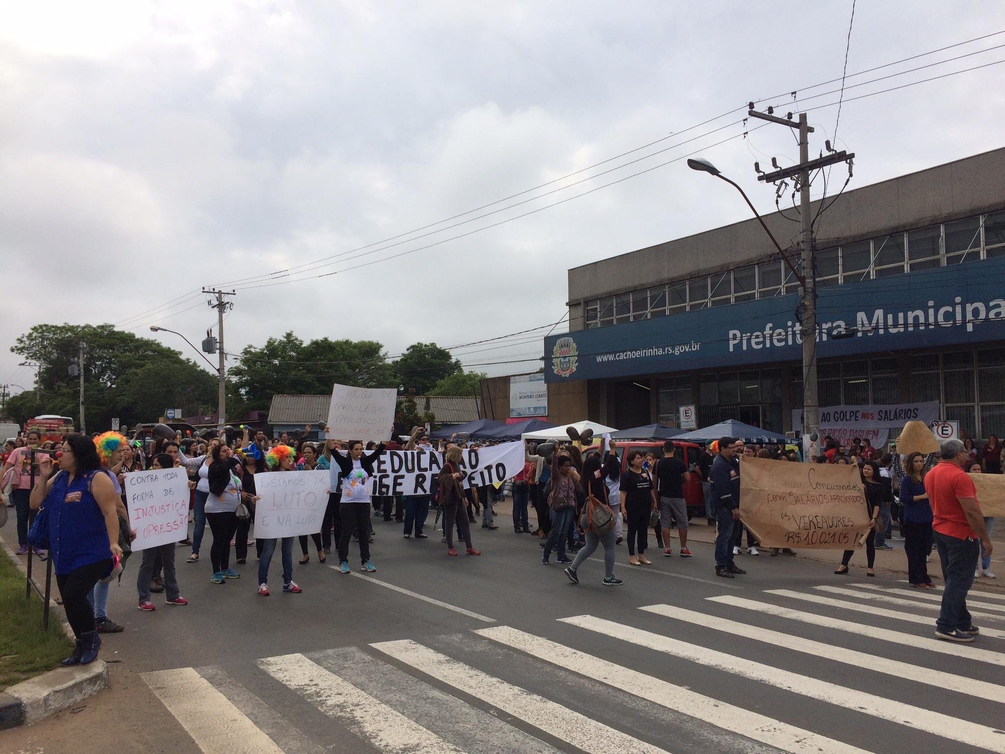 Municip&aacute;rios realizam manifesta&ccedil;&atilde;o em Cachoeirinha