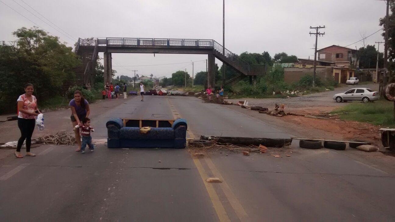 Moradores bloqueiam ERS 118 em protesto em Sapucaia do Sul