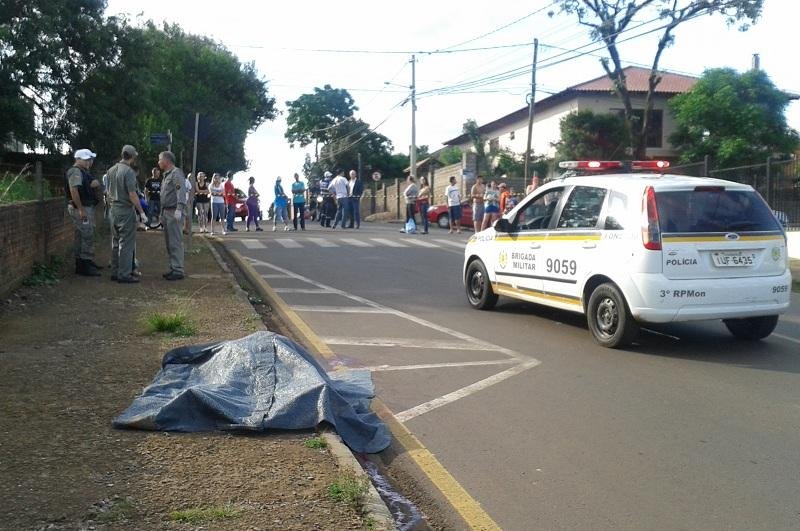 V&iacute;tima sofreu tr&ecirc;s disparos quando esperava &ocirc;nibus com as crian&ccedil;as