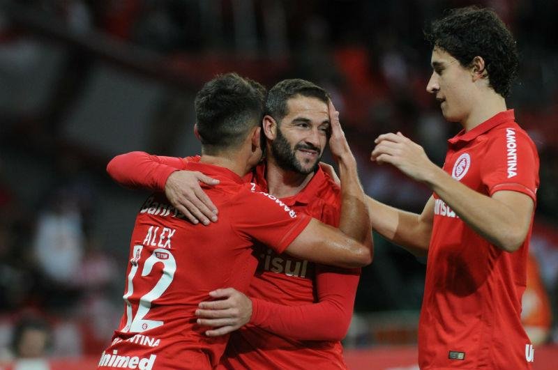 Lisandro deve voltar ao time do Inter contra Goi&aacute;s 