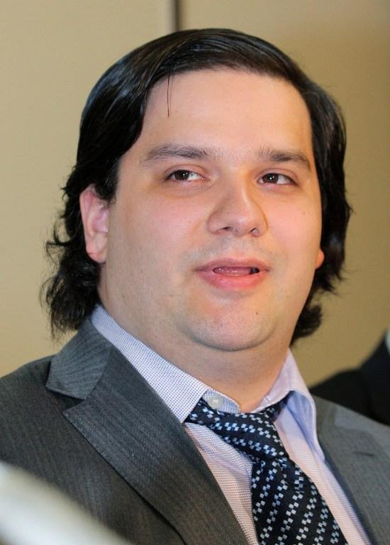 Mark Karpel&egrave;s &eacute; acusado de desviar 321 milh&otilde;es de ienes