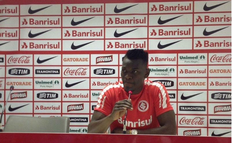 Zagueiro defende Inter compacto diante do Goi&aacute;s 