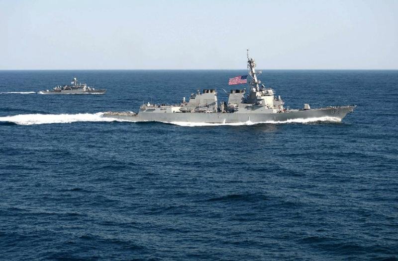 Lan&ccedil;a-m&iacute;sseis navegou na ter&ccedil;a-feira a menos de 12 milhas das pequenas ilhas artificiais de Pequim 