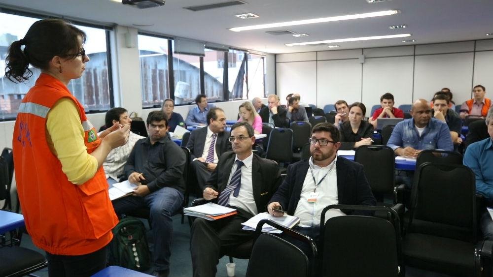 Representantes dos munic&iacute;pios recebem orienta&ccedil;&otilde;es de como requerer recursos de emerg&ecirc;ncia
