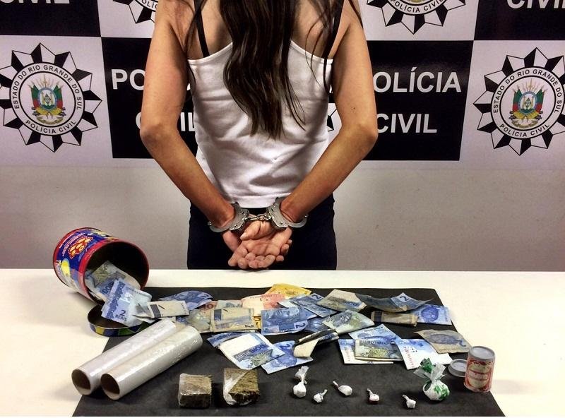 Suspeita foi flagrada em apartamento onde com&eacute;rcio de coca&iacute;na e maconha era realizado