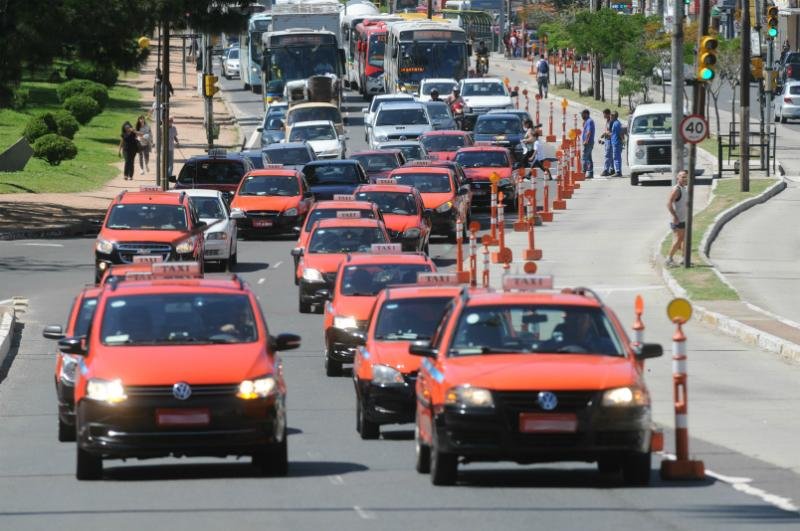 Taxistas protestam ap&oacute;s sepultamento de colega em Porto Alegre