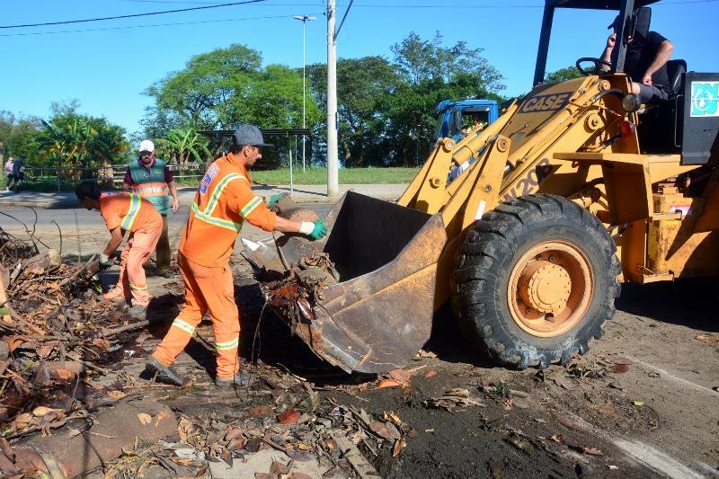 Retroescavadeira foi utilizada para tirar o lixo 
